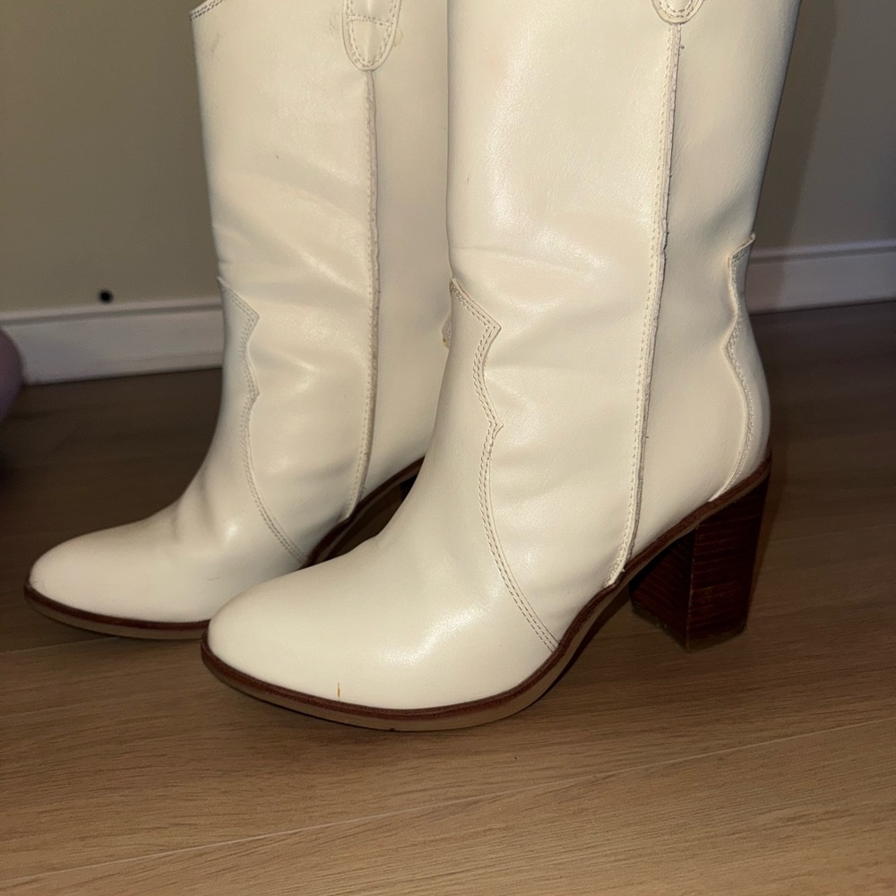 MIA “The It Girl” Minimalist White Boots - Picture 2 of 4